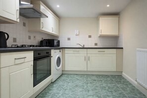 Fridge, microwave, oven, stovetop - Modern 2-bed Apartment Near Wembley Stadium (Wembley)