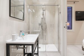 Douche, sèche-cheveux, bidet, serviettes fournies