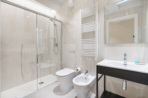 Shower, hair dryer, bidet, towels - Palazzo Accademia-Beato Angelico-2 (Firenze)