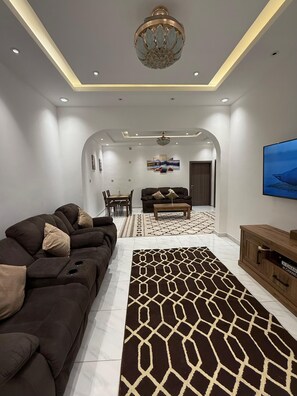 Unclassified image, 3 of 23, button - Cozy house (Seeb)