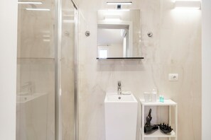 Shower, hair dryer, bidet, towels - Palazzo Accademia-Giotto-4 (Firenze)