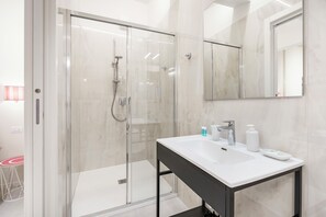 Shower, hair dryer, bidet, towels - Palazzo Accademia-Michelangelo-5 (Firenze)