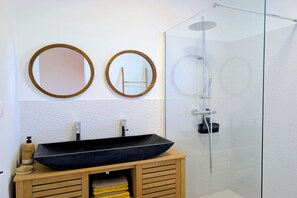 Shower, hair dryer - Stunning Private Family Base in Réunion (Saint-Paul)