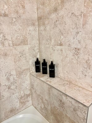 Haartrockner, Handtücher, Seife, Toilettenpapier