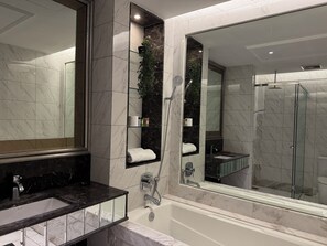 Hair dryer, bidet, towels, soap - Dorsett Hartamas|KL City|Rooftop Pool|Bathtub|1KM from 1Mont Kiara|8KM from KLCC (Kuala Lumpur)