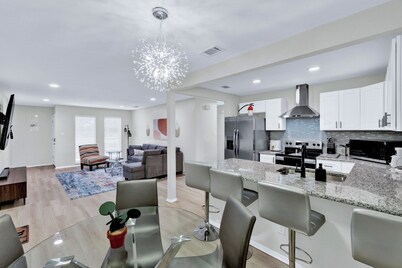 Group-Friendly w/ next door unit available•1 Mile to AT&T/Rangers•Free Parking