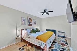 2 bedrooms, iron/ironing board, WiFi, bed sheets - FIFA World Cup 2 Miles to Stadiums & Texas Live•Free Parking-Side-by-Side Units (Arlington)