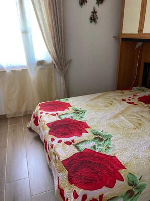 2 slaapkamers, een strijkplank/strijkijzer, reisbedje, gratis wifi