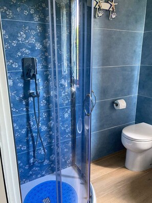 Secadora de cabello, bidet, toallas, jabón 