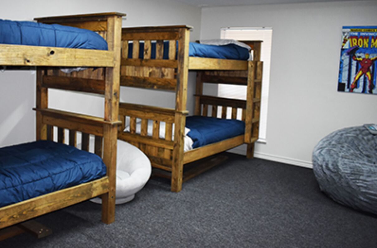 6 bedrooms, iron/ironing board, WiFi, bed sheets