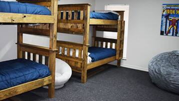 6 bedrooms, iron/ironing board, WiFi, bed sheets