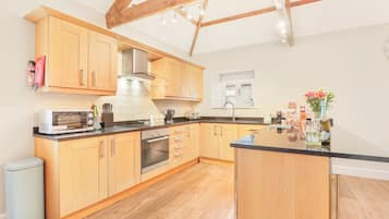 Kjøleskap, mikrobølgeovn, ovn og oppvaskmaskin