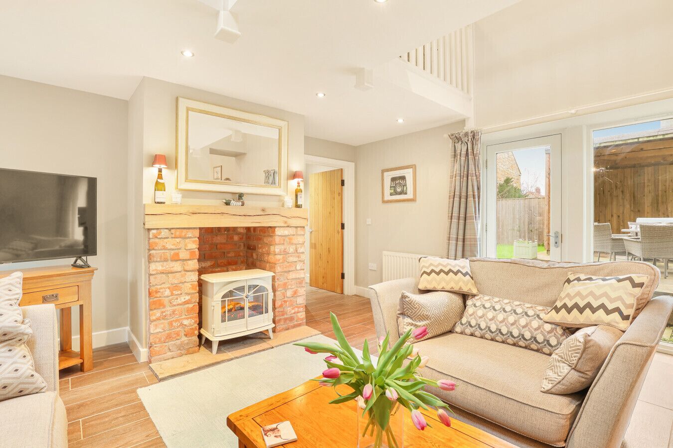 Televisión y chimenea 