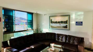 Apartment | Wohnbereich | 43-Zoll-Smart-TV mit Digitalempfang, Streaming-Dienste