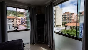 A balcony with a view of buildings and a cityscape. - Loft equipado a poucos passos da praia (Arraial do Cabo)