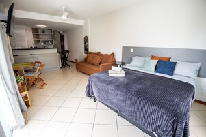 Minibar, cortinas blackout, tabla de planchar con plancha y wifi gratis