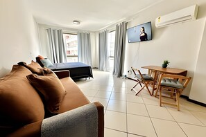 43-inch Smart TV with digital channels, streaming services - Loft equipado a poucos passos da praia (Arraial do Cabo)