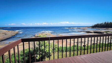 Property grounds. Le Repaire de l'Ours | Cottage on the St-Lawrence River | North Shore, View & Quiet