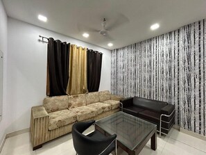 Kahden hengen deluxe-huone (yksi tai kaksi sänkyä), kaupunkinäköala | Oleskelualue