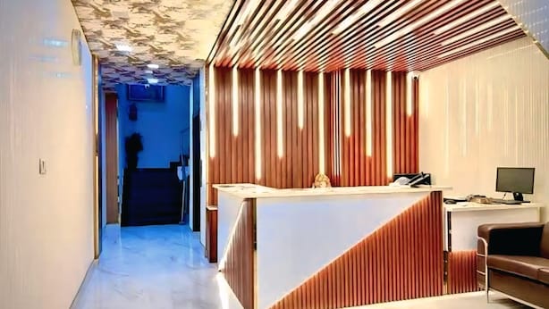 A reception area with a modern design, featuring a wooden slatted wall and a marble floor. - Hotel Siam International Karol Bagh New Delhi (New Delhi)