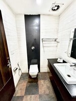 Toallas, jabón, shampoo, papel higiénico