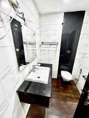 Classic Double Room, City View | Bathroom | Towels, soap, shampoo, toilet paper - HOTEL SIAM INTERNATIONAL KAROL BAGH  (New Delhi)