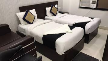 Tabla de planchar con plancha, wifi gratis, ropa de cama