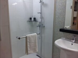 Secadora de cabello, toallas, jabón, shampoo 