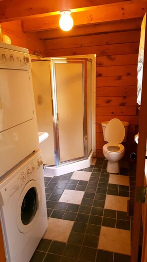Shower, hair dryer, towels, soap - Peaceful Log Cabin in the Woods (Groton)