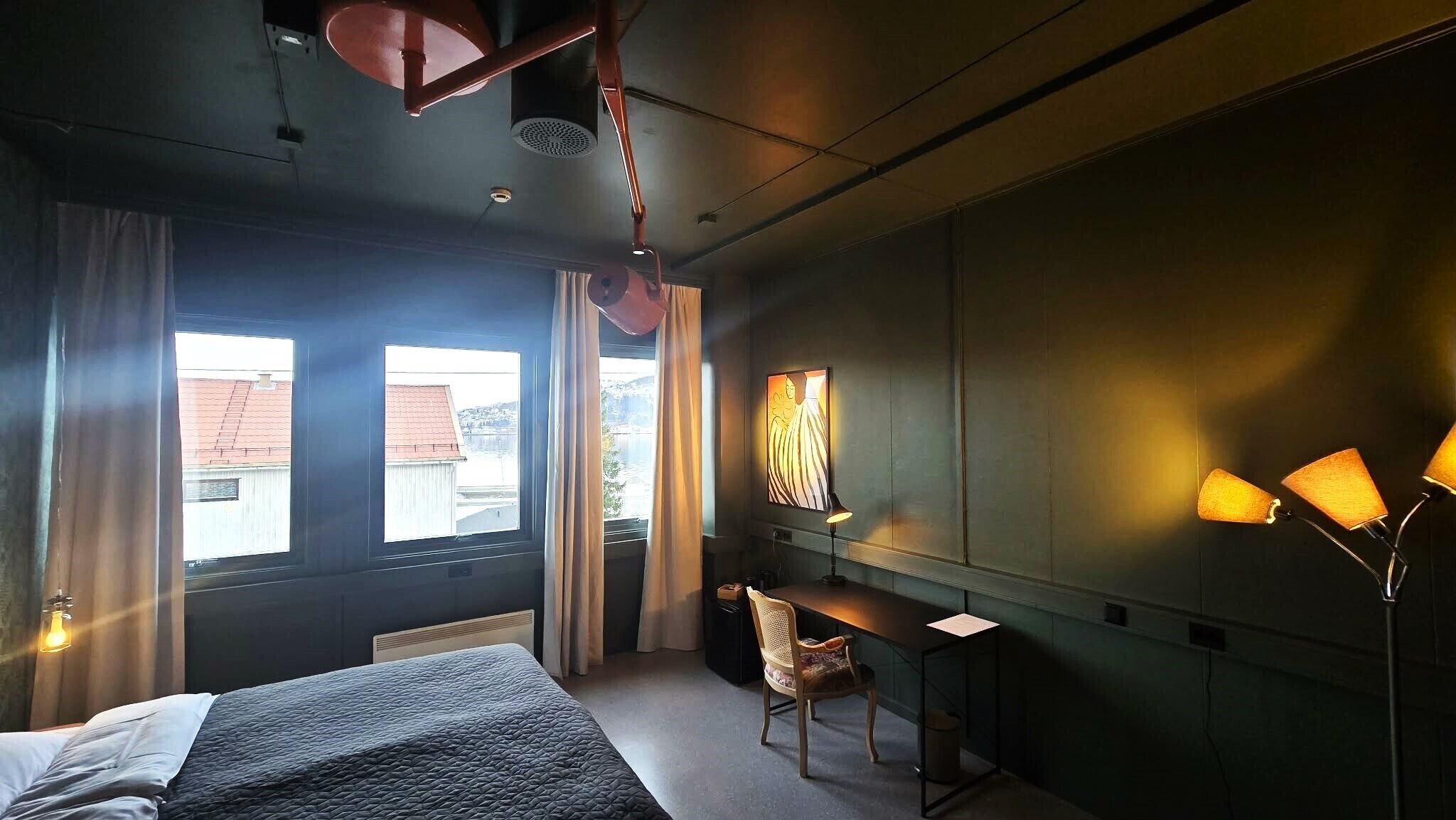 مكتب ومساحة عمل للكمبيوتر المحمول وستائر تعتيم وملاءات أسرّة