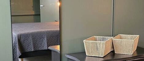 Quarto casal, 1 cama King, vista para a cidade | Escrivaninha, espaço de trabalho para notebook, cortinas blackout