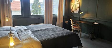 Dubbelrum - 1 kingsize-säng - utsikt mot staden | Skrivbord, arbetsyta för laptop, mörkläggningsgardiner och gratis wi-fi