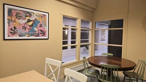 Microwave, electric kettle - Kuben Utleie (Narvik)