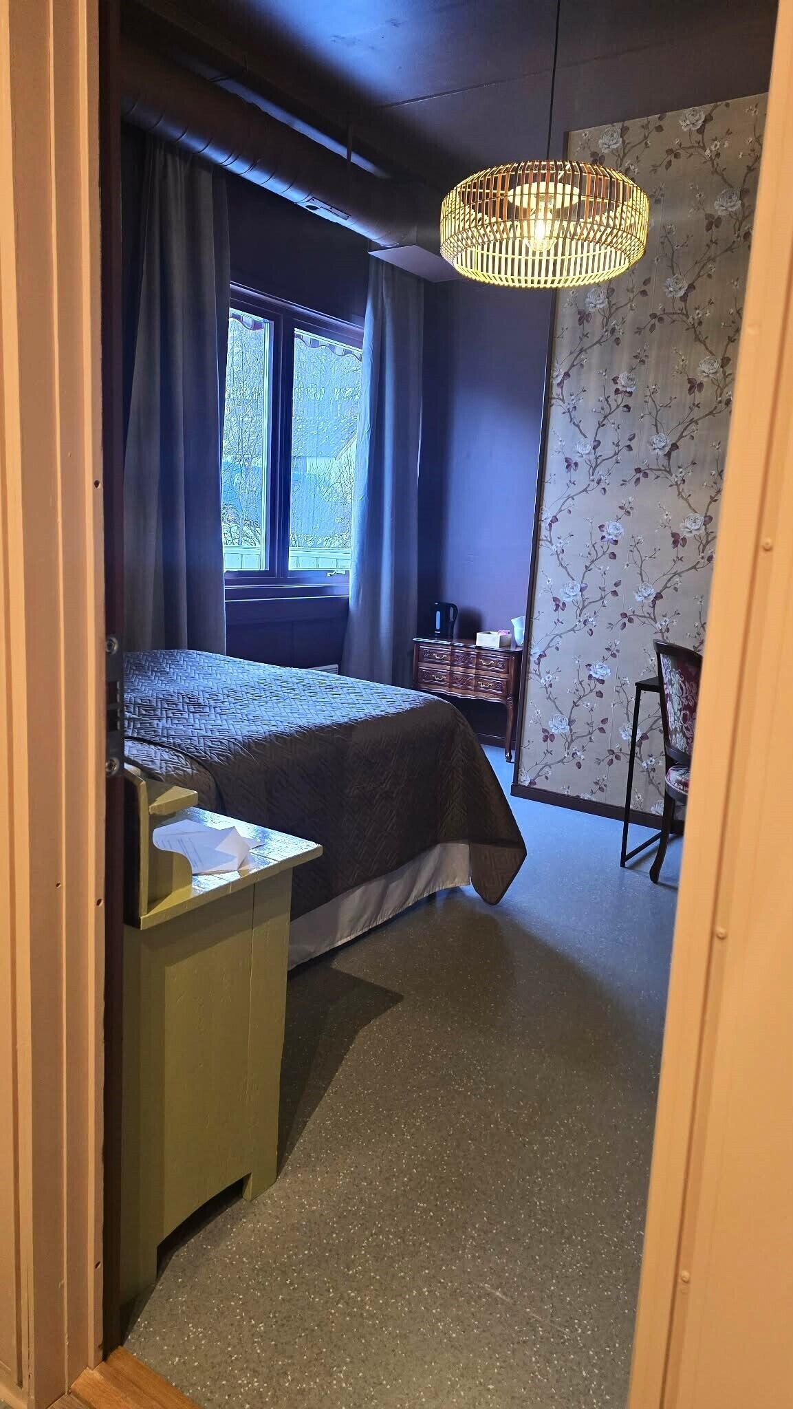 Double Room, 1 Queen Bed, Mountain View, Private bathroom/shared shower | Desk, laptop workspace, blackout drapes, bed sheets