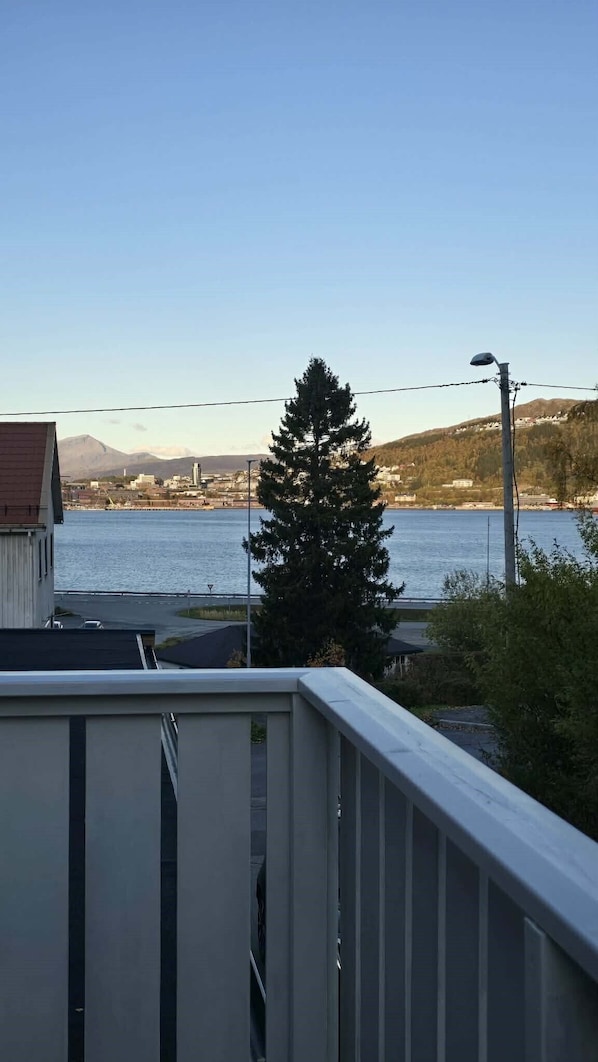 Unclassified image, 1 of 24, button - Kuben Utleie (Nordland)