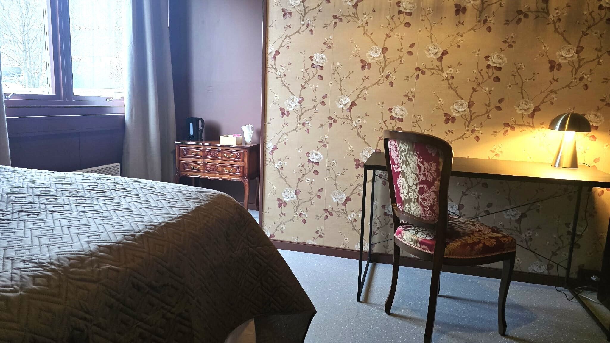 Escritorio, espacio para trabajar con laptop y cortinas blackout 