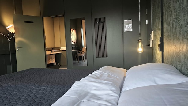 Double room, private bathroom/shared shower, 1 king size bed | Skrivebord, skrivebord for bærbar PC og blendingsgardiner