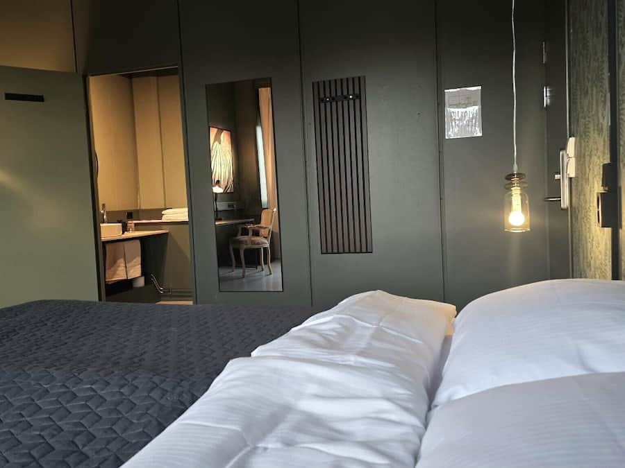 Habitación doble, 1 cama de matrimonio grande, vistas a la ciudad | Escritorio, espacio para trabajar con un portátil, cortinas opacas