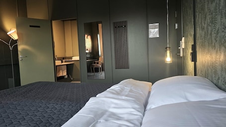 Quarto casal, 1 cama King, vista para a cidade | Escrivaninha, espaço de trabalho para notebook, cortinas blackout. Kuben Utleie