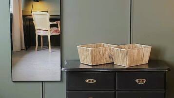 Dubbelrum - 1 kingsize-säng - utsikt mot staden | Skrivbord, arbetsyta för laptop, mörkläggningsgardiner och sängkläder