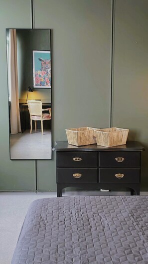 Double Room, 1 King Bed, City View, Private bathroom/shared shower | Desk, laptop workspace, blackout drapes, bed sheets - Kuben Utleie (Narvik)