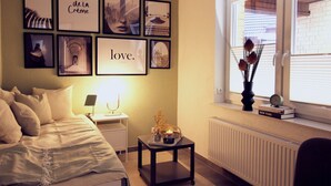 Ein ordentlich eingerichtetes Schlafzimmer mit Bett, Nachttisch und einem Fenster mit Blick.