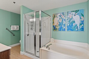 Shower, towels - ⛱️Walk to Beach | Gulf Views | Kids Fountain | 2 Pools | Ariel Dunes I 1102☀️ (Miramar Beach)