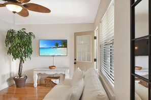 Smart TV - 2 Bedroom 1.5 Bath Townhouse.  Close to Beach and the Pier/Village area. (Saint Simons Island)