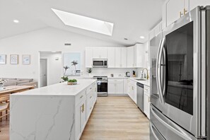 Réfrigérateur, four à micro-ondes, un four, surface de cuisson