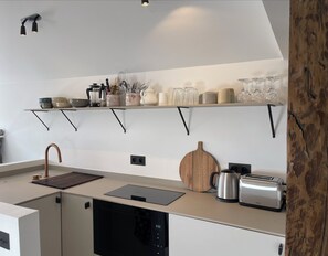 Microwave, oven, stovetop - Mini duplex under a roof top in Sentier Montorgueil Louvre Paris 2ème (Paris Ile de France)