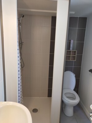 Haartrockner, Handtücher, Toilettenpapier