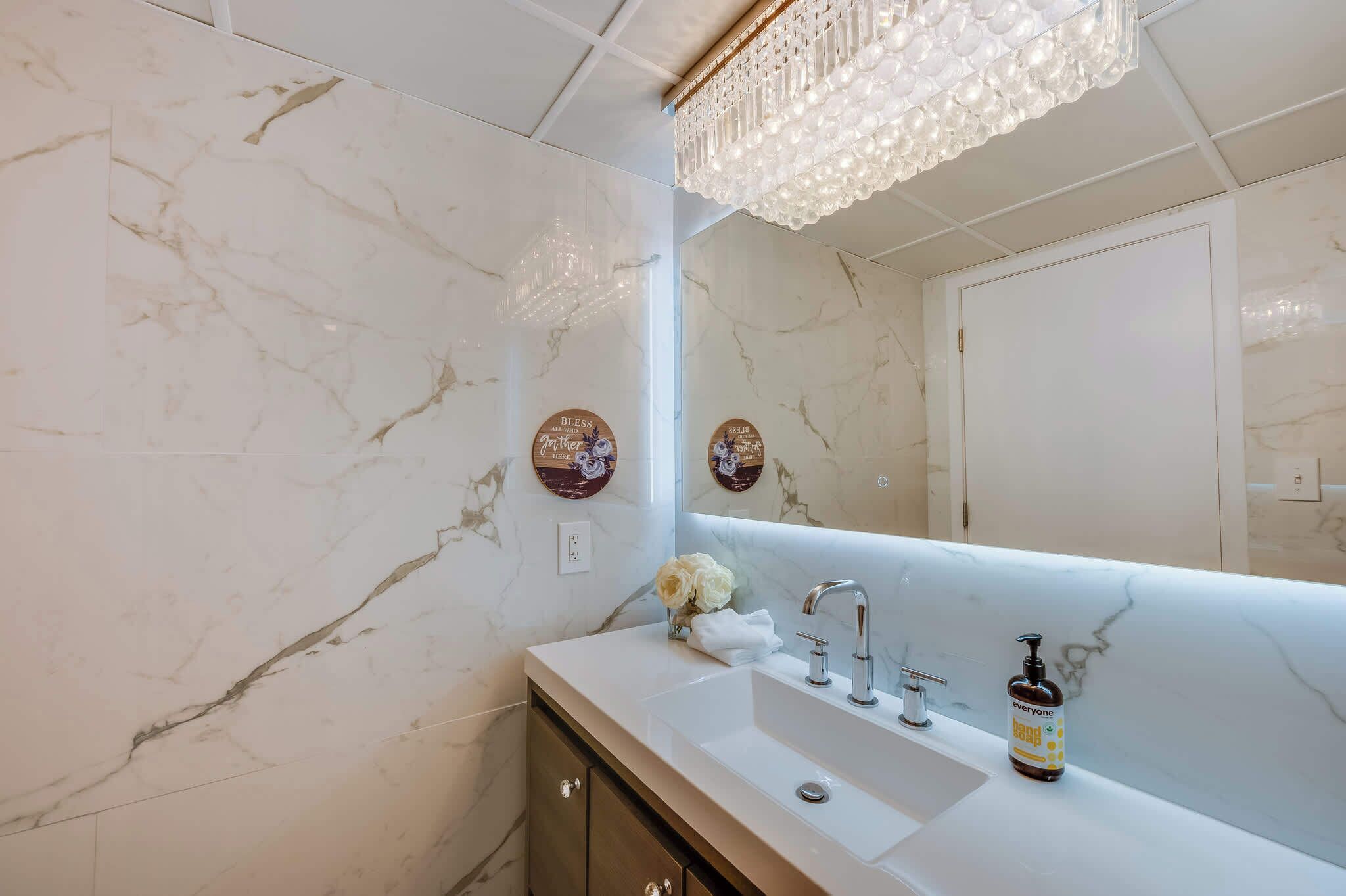 Regadera, secadora de cabello, toallas, shampoo 