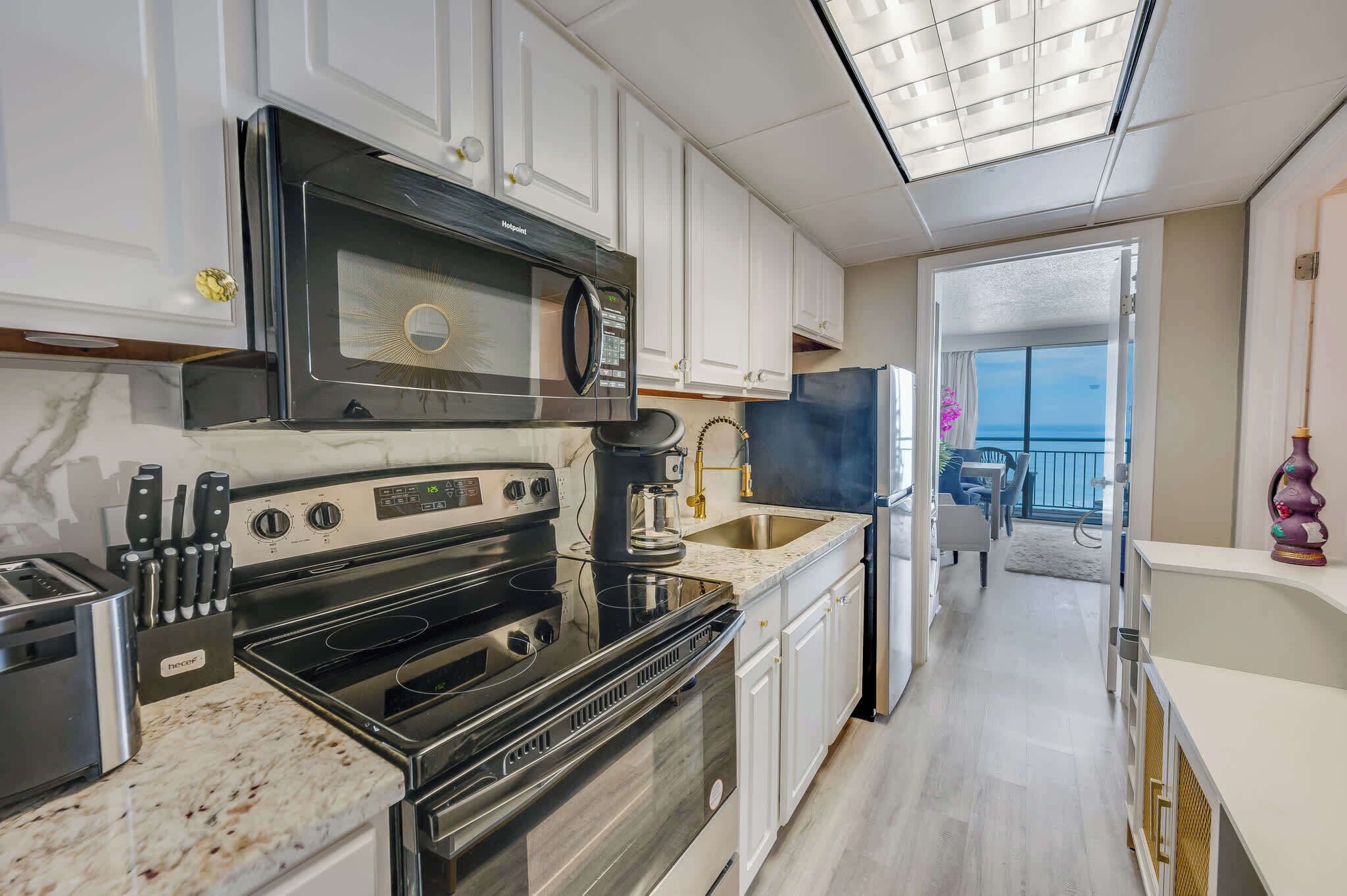 Réfrigérateur, four à micro-ondes, un four, surface de cuisson