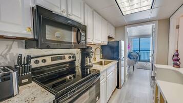 Réfrigérateur, four à micro-ondes, un four, surface de cuisson